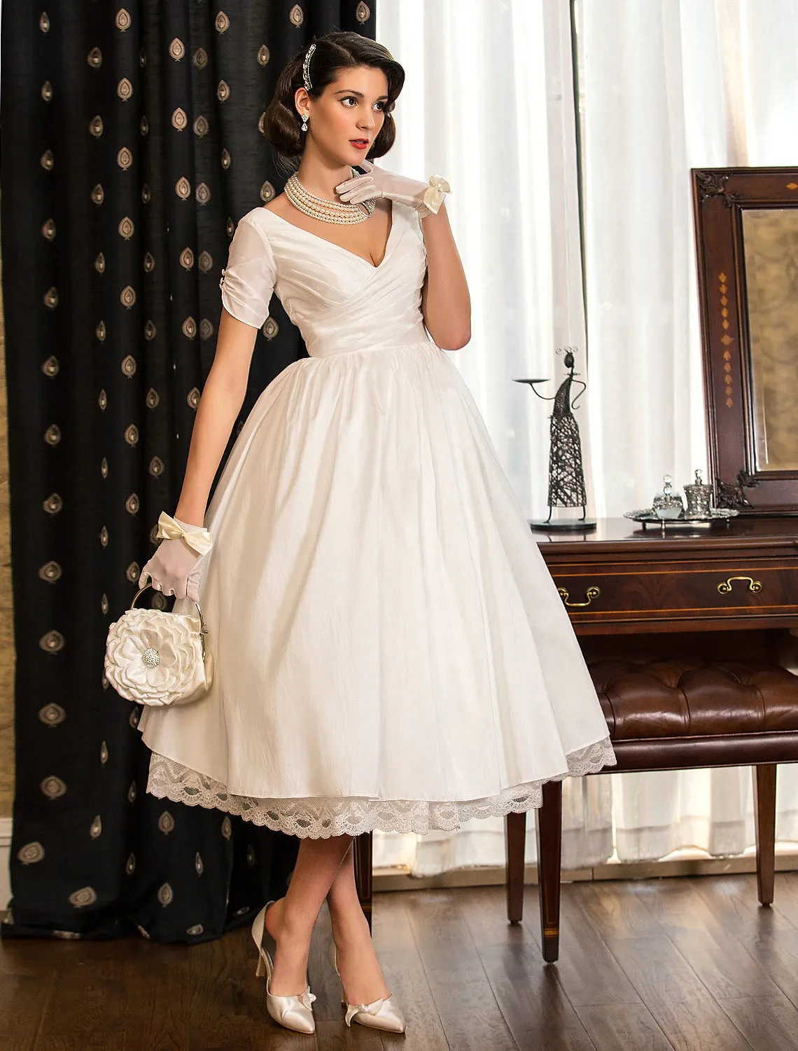 Luolandi Reception Vintage 1940s / 1950s Little White Dresses Wedding Dresses A-Line V Neck Short Sleeve Tea Length Satin Bridal Gowns With Lace Criss