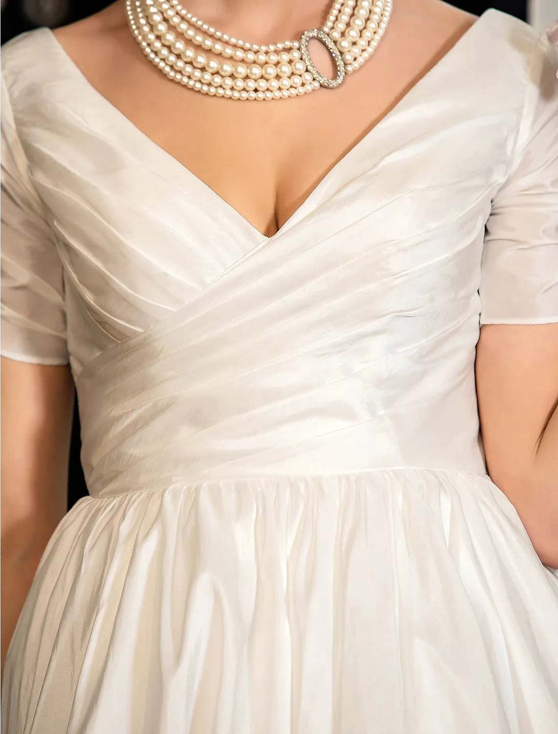 Luolandi Reception Vintage 1940s / 1950s Little White Dresses Wedding Dresses A-Line V Neck Short Sleeve Tea Length Satin Bridal Gowns With Lace Criss
