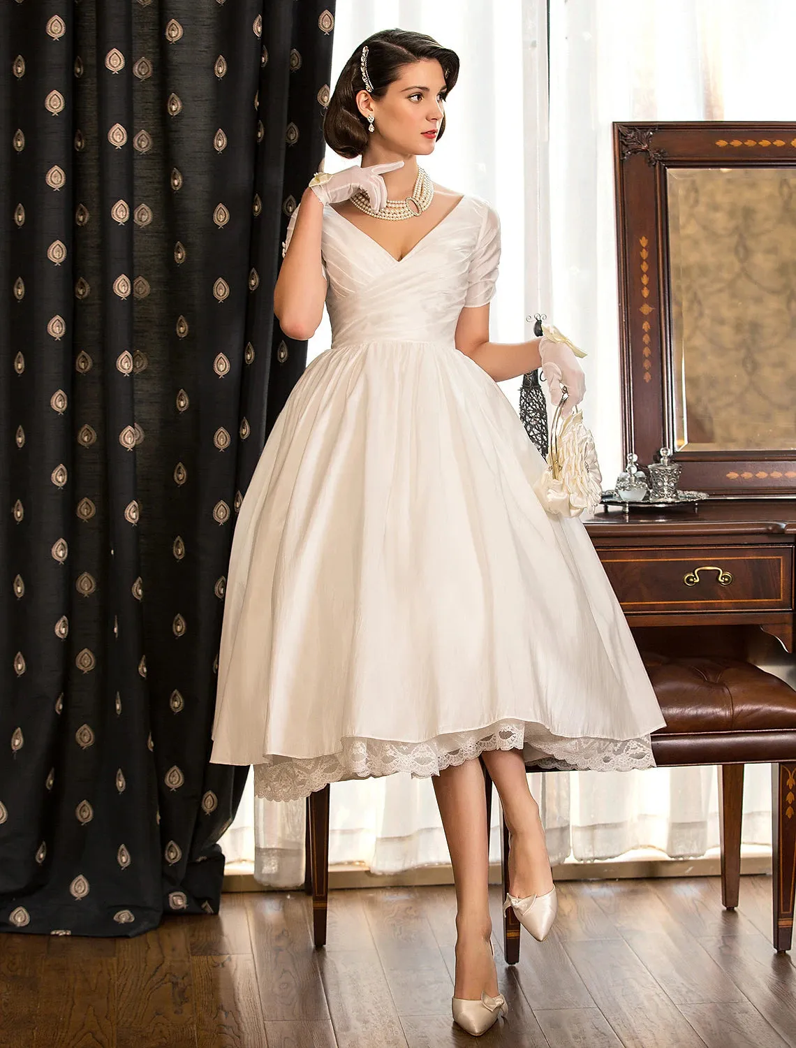 Luolandi Reception Vintage 1940s / 1950s Little White Dresses Wedding Dresses A-Line V Neck Short Sleeve Tea Length Satin Bridal Gowns With Lace Criss