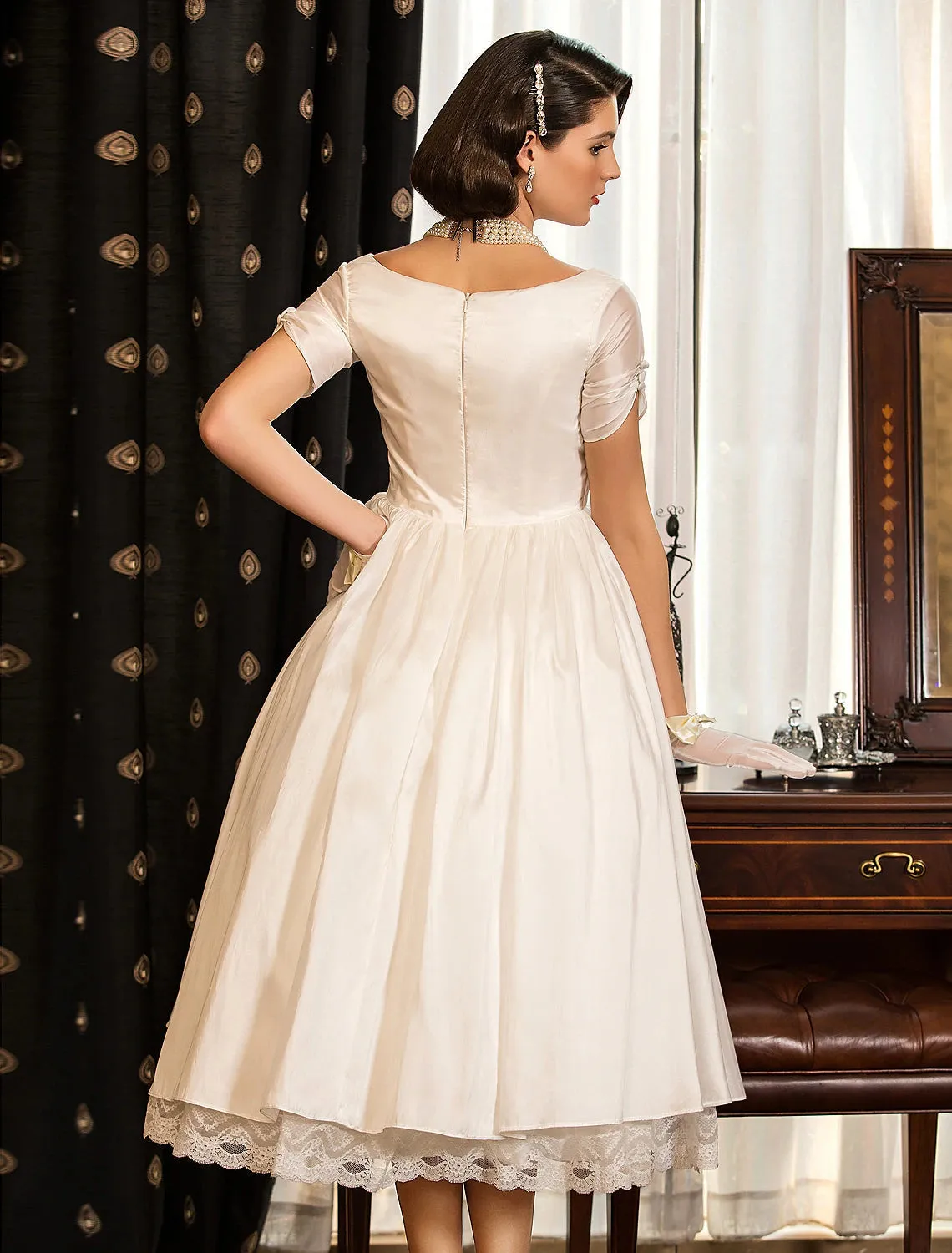 Luolandi Reception Vintage 1940s / 1950s Little White Dresses Wedding Dresses A-Line V Neck Short Sleeve Tea Length Satin Bridal Gowns With Lace Criss