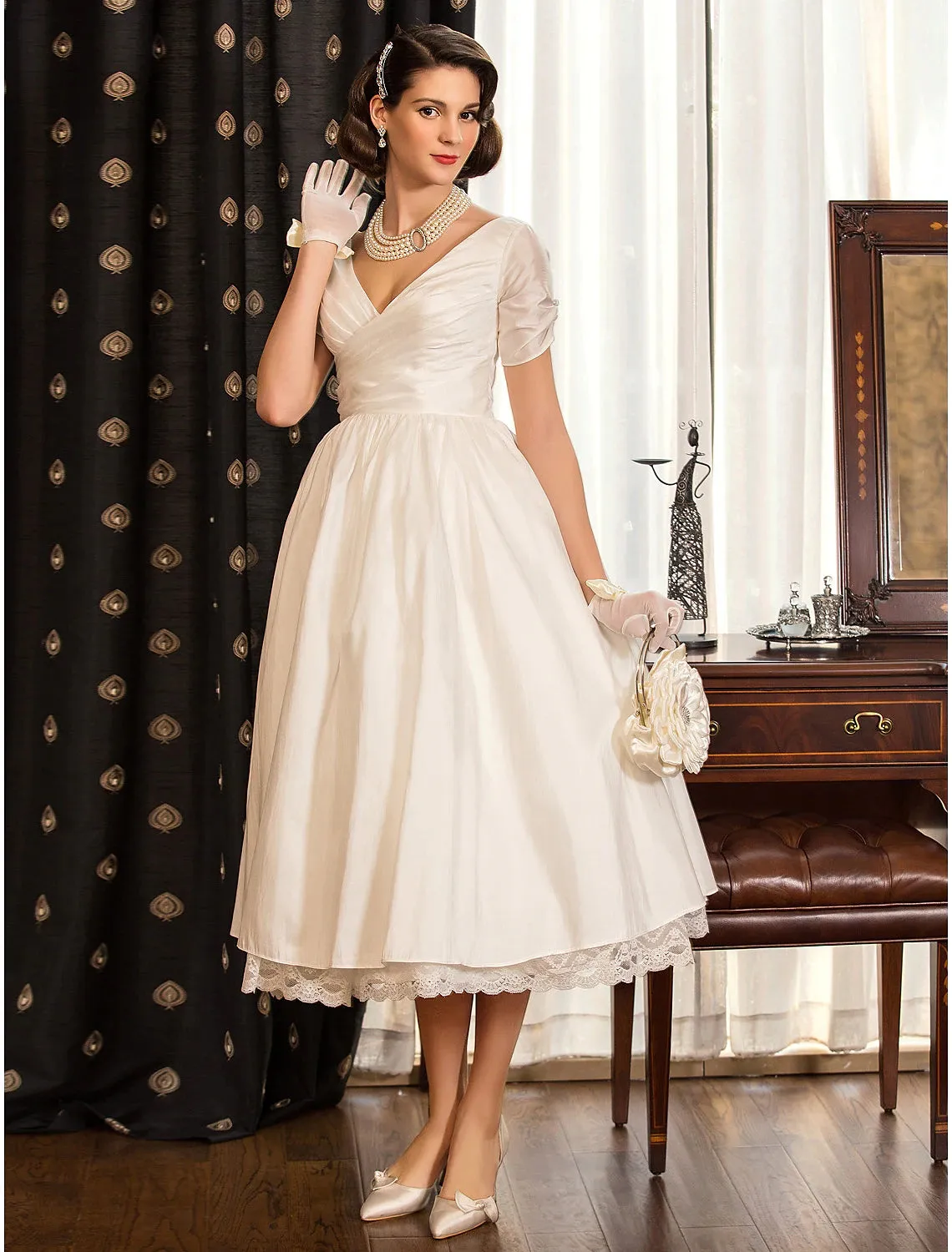 Luolandi Reception Vintage 1940s / 1950s Little White Dresses Wedding Dresses A-Line V Neck Short Sleeve Tea Length Satin Bridal Gowns With Lace Criss